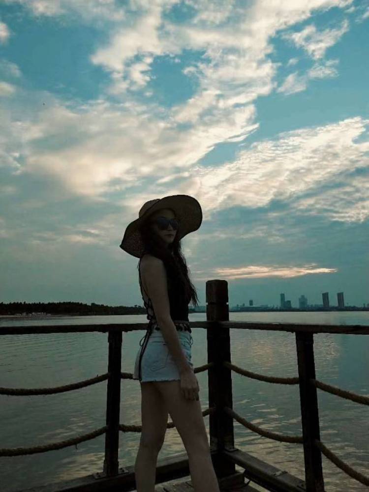 Teressa-江西省·南昌市·南昌县-抖音-海边穿搭
穿着花衣服,感受风的味道