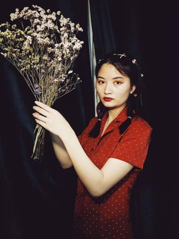 Teressa-江西省·南昌市·南昌县-抖音-复古风格穿搭
时光里的我