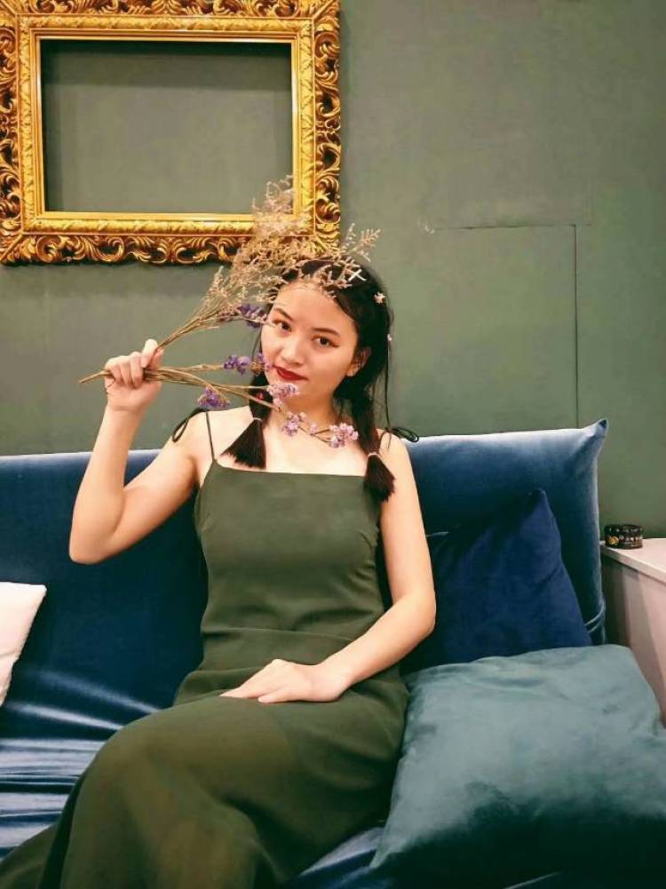Teressa-江西省·南昌市·南昌县-抖音-复古风格穿搭
时光里的我