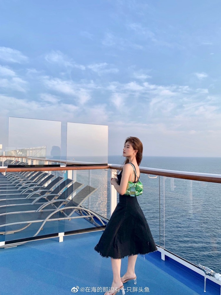 君君-天津市·天津市·和平区--接各类服装、饰品、美瞳、化妆品拍摄。微博粉丝量10w。