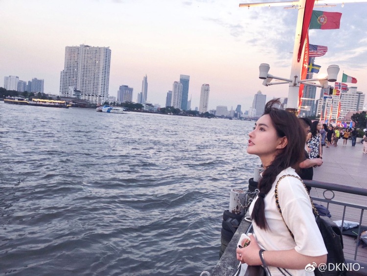 君君-天津市·天津市·和平区--接各类服装、饰品、美瞳、化妆品拍摄。微博粉丝量10w。