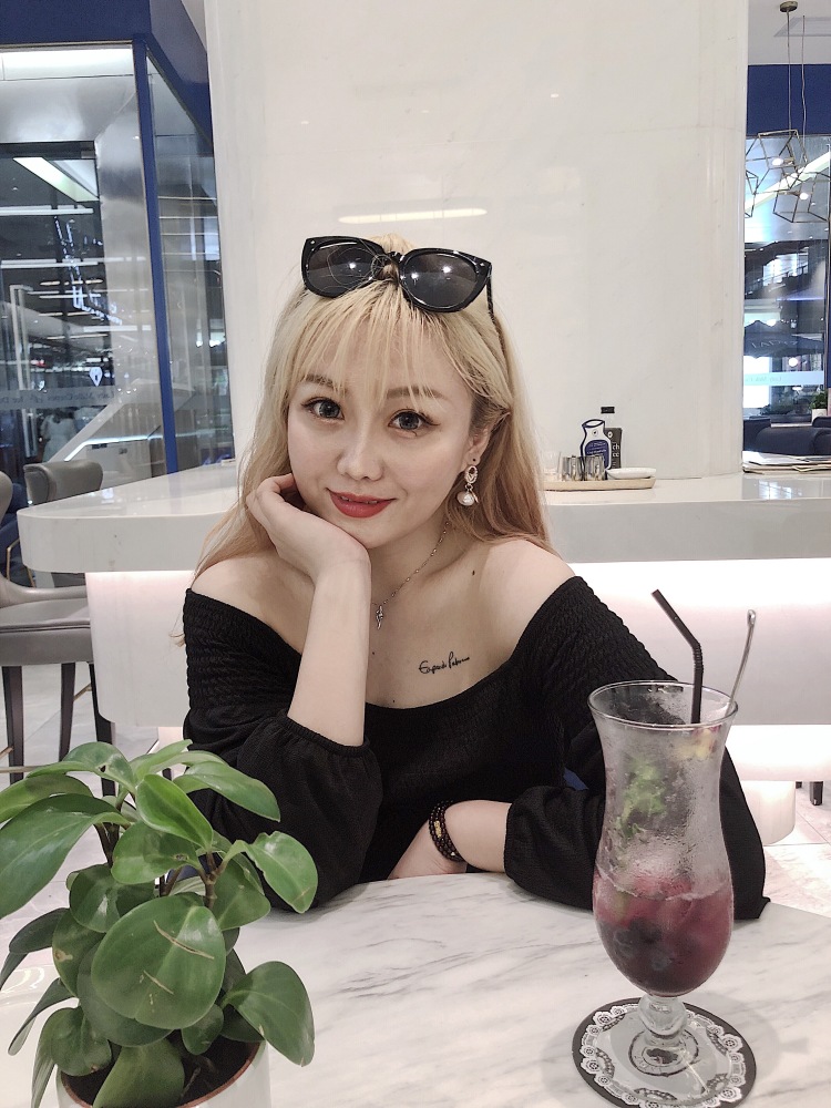 i曹姗🐾-广东省·深圳市·龙岗区-微博-腿长,S型身材,会拍照会修图,可盐可甜,风格随意切换,可接寄拍