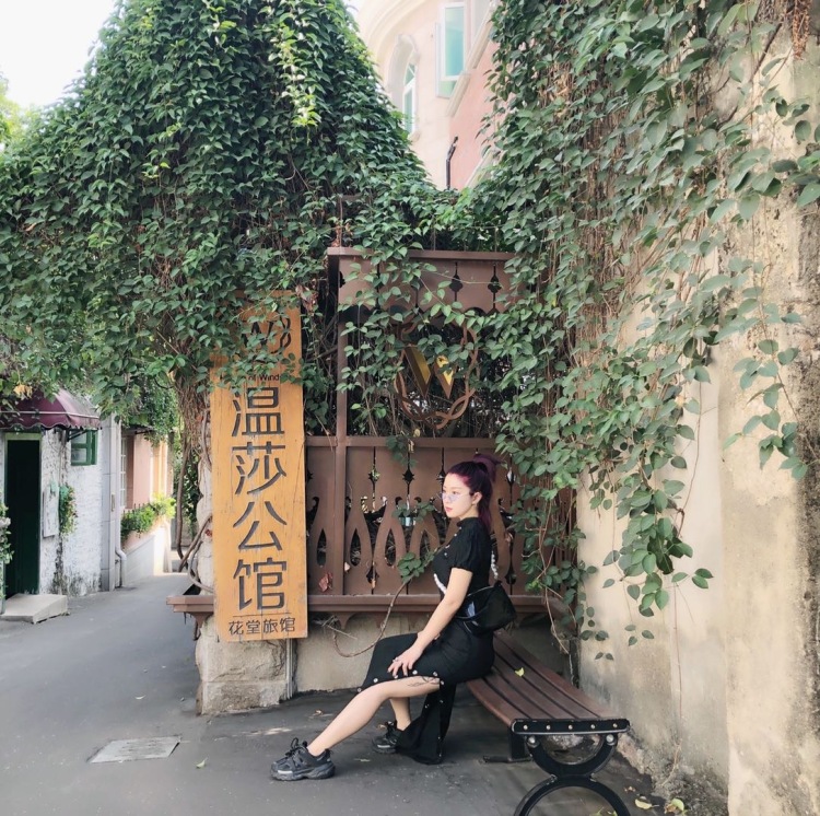 蛋黄-浙江省·杭州市·余杭区-微博-会拍照，ps技术棒棒滴！风格多变～
身高161，体重106。瑜伽老师，身材前凸后翘😀