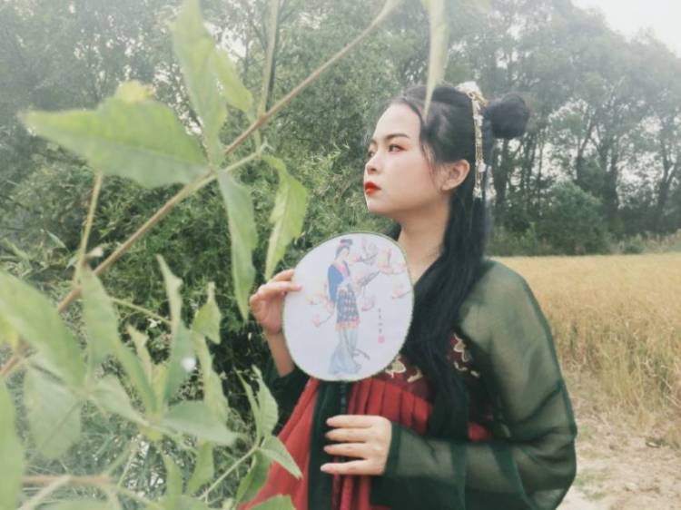 小玲子-江西省·九江市·都昌县-微博或者是朋友圈-平时喜欢拍一些照片,不限古风,我觉得人还是要做一些自己感兴趣的事情,想尝试多种风格,每个时期不同的自己。