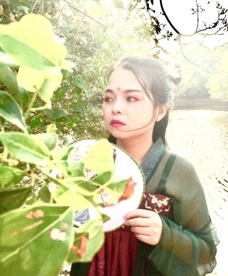 小玲子-江西省·九江市·都昌县-微博或者是朋友圈-平时喜欢拍一些照片,不限古风,我觉得人还是要做一些自己感兴趣的事情,想尝试多种风格,每个时期不同的自己。
