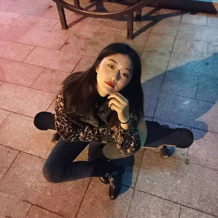 王wu娜-内蒙古自治区·呼和浩特市·赛罕区-快手-网拍寄拍,衣服(古装各种类型都能驾驭) 耳饰 美瞳 发饰等等都可以。本人是一名大学在校生喜欢拍照懂得大学生的穿衣风格,。照片质量高。玩抖音快手***微博等等。拍照工具一般为手机或者相机。以下是我的生活照。有合作意向的联系我哦。