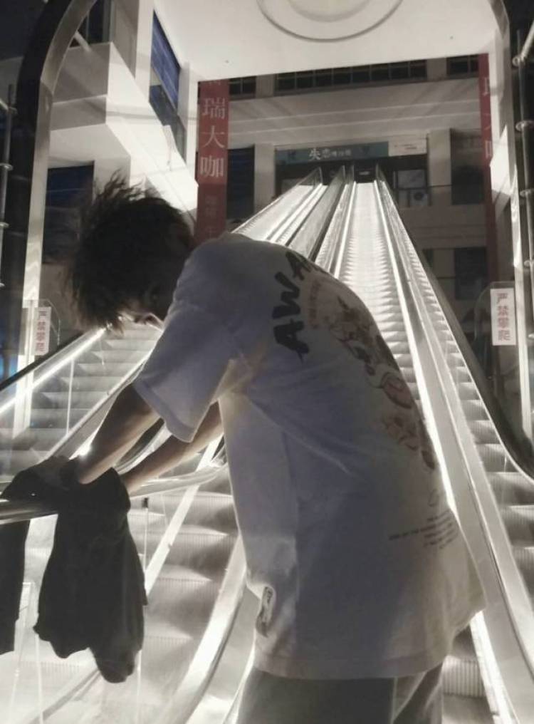 辣 手 摧 花🎇-贵州省·遵义市·汇川区-快手-本人学生一个 身高178 体重116 可接外套 卫衣 裤子 鞋子 衬衣 等 快手粉丝430
