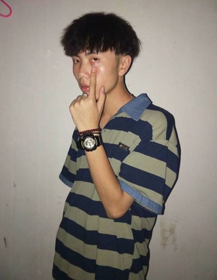 辣 手 摧 花🎇-贵州省·遵义市·汇川区-快手-本人学生一个 身高178 体重116 可接外套 卫衣 裤子 鞋子 衬衣 等 快手粉丝430