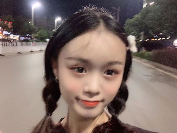吃可爱长大的🌸-江西省·上饶市·鄱阳县--会拍照,会穿搭,会修图,手机像素特别高拍照片特别好看,身高158体重80斤本人很好说话哈,想接网拍,网拍模特,衣服鞋子首饰都行哈,还有汉服买家秀什么的,下面照片有我在淘宝给买衣服给的买家秀。有要网拍的联系我哈。