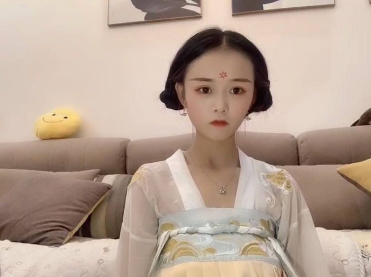 吃可爱长大的🌸-江西省·上饶市·鄱阳县--会拍照,会穿搭,会修图,手机像素特别高拍照片特别好看,身高158体重80斤本人很好说话哈,想接网拍,网拍模特,衣服鞋子首饰都行哈,还有汉服买家秀什么的,下面照片有我在淘宝给买衣服给的买家秀。有要网拍的联系我哈。