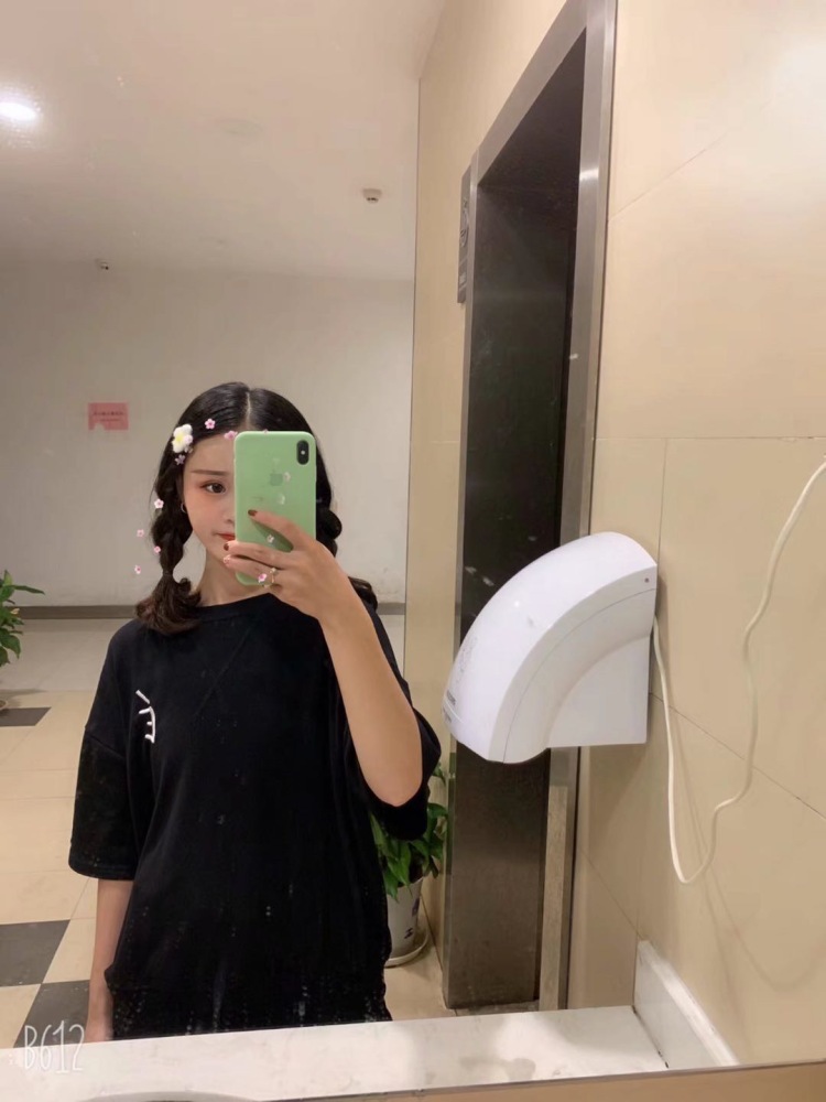 吃可爱长大的🌸-江西省·上饶市·鄱阳县--会拍照,会穿搭,会修图,手机像素特别高拍照片特别好看,身高158体重80斤本人很好说话哈,想接网拍,网拍模特,衣服鞋子首饰都行哈,还有汉服买家秀什么的,下面照片有我在淘宝给买衣服给的买家秀。有要网拍的联系我哈。