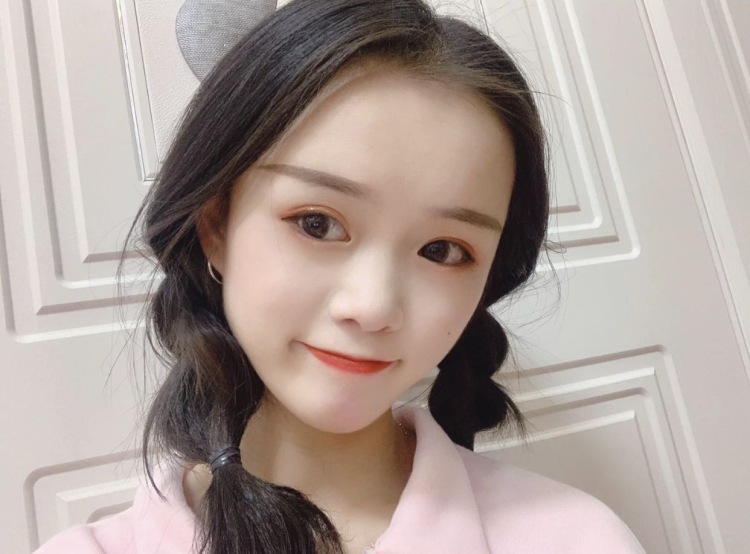 吃可爱长大的🌸-江西省·上饶市·鄱阳县--会拍照,会穿搭,会修图,手机像素特别高拍照片特别好看,身高158体重80斤本人很好说话哈,想接网拍,网拍模特,衣服鞋子首饰都行哈,还有汉服买家秀什么的,下面照片有我在淘宝给买衣服给的买家秀。有要网拍的联系我哈。