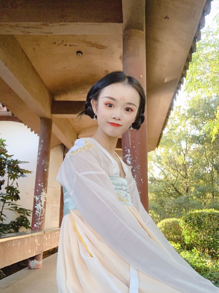 吃可爱长大的🌸-江西省·上饶市·鄱阳县--会拍照,会穿搭,会修图,手机像素特别高拍照片特别好看,身高158体重80斤本人很好说话哈,想接网拍,网拍模特,衣服鞋子首饰都行哈,还有汉服买家秀什么的,下面照片有我在淘宝给买衣服给的买家秀。有要网拍的联系我哈。
