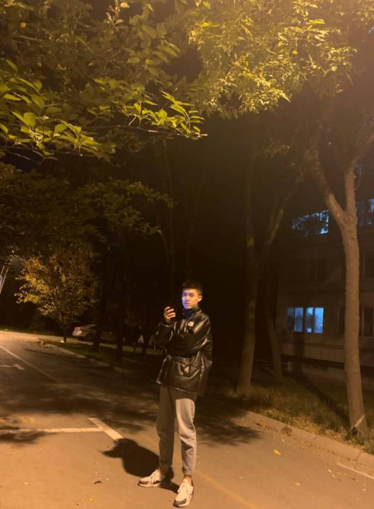 大灰狼ovo-山东省·济南市·长清区--新人,喜欢网拍,喜欢接潮流各自衣裤拍摄图片。