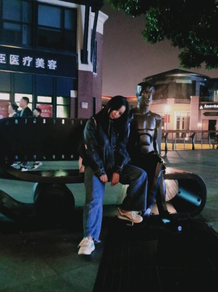 莫莫-江苏省·苏州市·张家港市--网拍,可寄拍,会化妆,会穿搭。比较甜美清纯风的,
