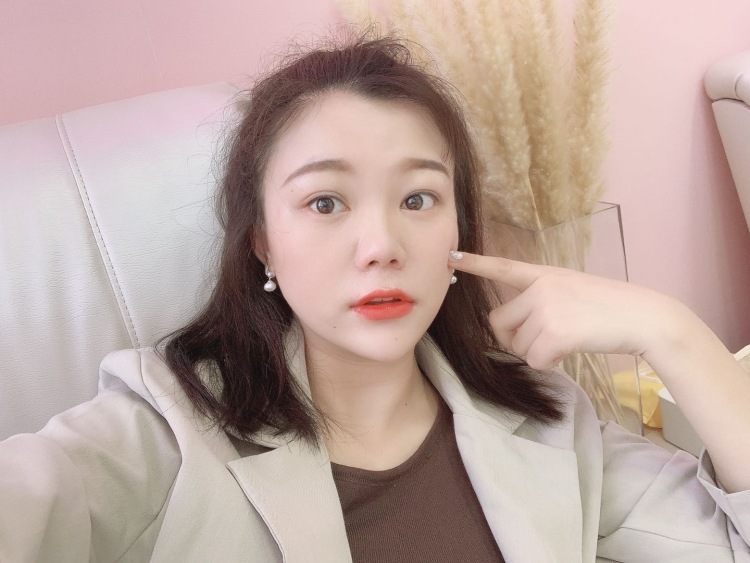 しょうじょじだい💓宋姑娘-陕西省·西安市·未央区-微博,***-懂的拍摄服装饰品风格,特点的技巧,熟玩美图秀秀,ps等app,自己的衣服饰品比较多,擅长于搭配~