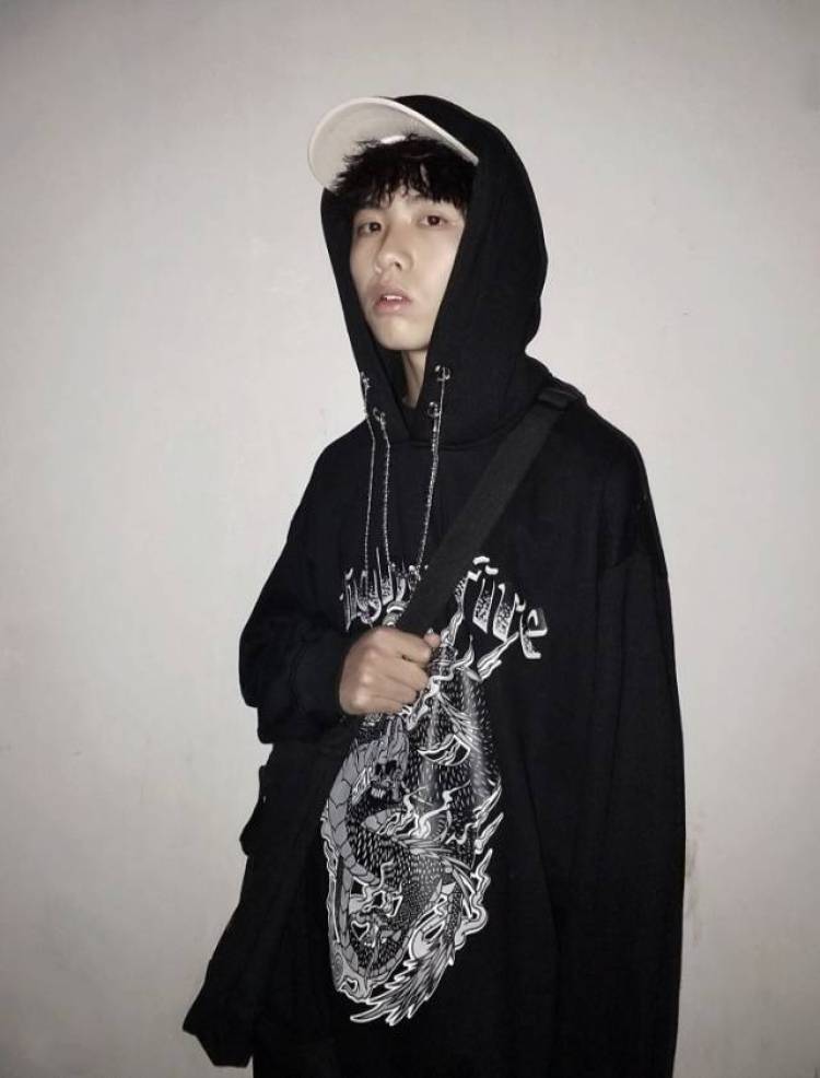 辣 手 摧 花🎇-贵州省·遵义市·汇川区-快手-身高:178 体重:114 可寄拍各类服饰