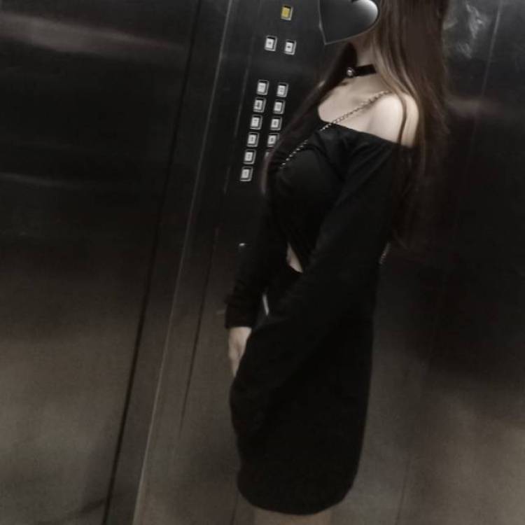 茕茕白兔-广东省·东莞市·中堂镇-快手-可拍各种风格服装，饰品，鞋子，擅长调滤镜和后期修图，不露脸。