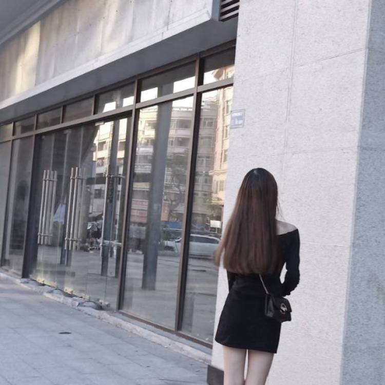 茕茕白兔-广东省·东莞市·中堂镇-快手-可拍各种风格服装,饰品,鞋子,擅长调滤镜和后期修图,不露脸。