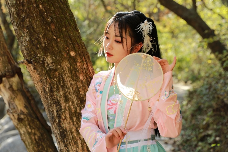 shmily-陕西省·西安市·碑林区-抖音,微博-视频抖音可以挂橱窗链接,2万粉丝,同事会简单的视频剪辑,会简单图片视频调色,照片会摆动作,不僵硬,有镜头感