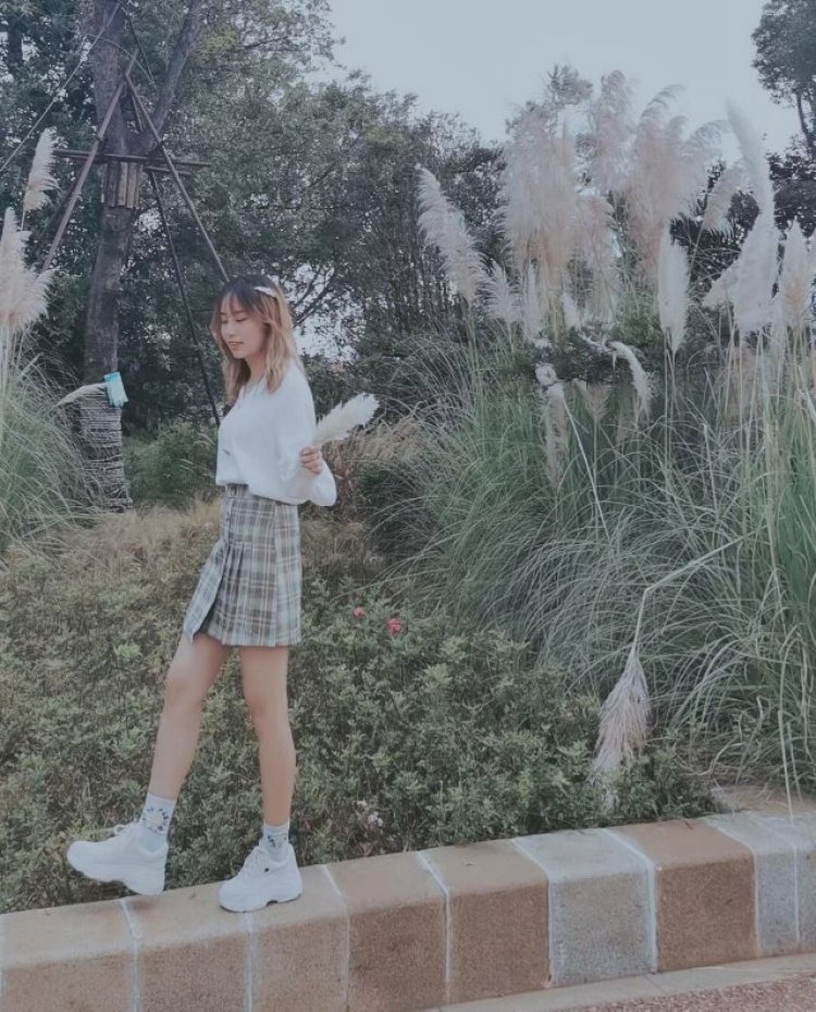 圆圆-上海市·上海市·闵行区-抖音,朋友圈-新人 微胖女生 喜欢拍照擅长找角度 是一名化妆师、美甲师 想接衣服,戒指,手链,项链,耳环,假睫毛口红眼影等化妆品寄拍
