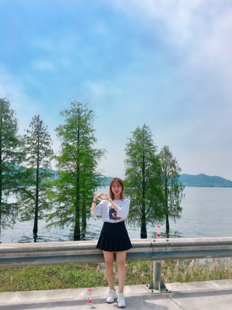 圆圆-上海市·上海市·闵行区-抖音,朋友圈-新人 微胖女生 喜欢拍照擅长找角度 是一名化妆师、美甲师 想接衣服,戒指,手链,项链,耳环,假睫毛口红眼影等化妆品寄拍