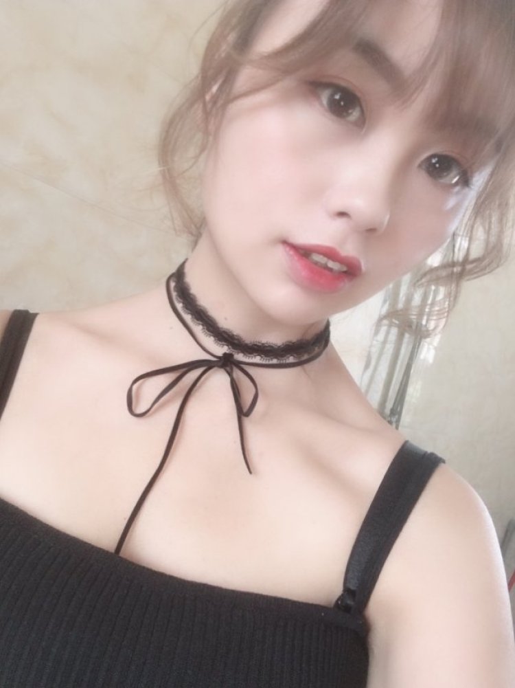 圆圆-上海市·上海市·闵行区-抖音,朋友圈-新人 微胖女生 喜欢拍照擅长找角度 是一名化妆师、美甲师 想接衣服,戒指,手链,项链,耳环,假睫毛口红眼影等化妆品寄拍