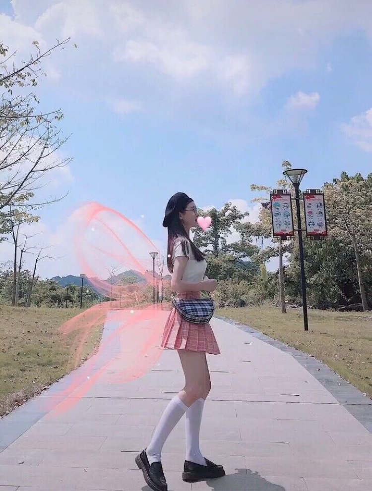 Fourteen-广西壮族自治区·南宁市·兴宁区-抖音-女模特一名,喜欢拍照擅长找角度 是一名化妆师、美甲师 想接衣服,戒指,手链,项链,耳环,假睫毛口红眼影等化妆品寄拍