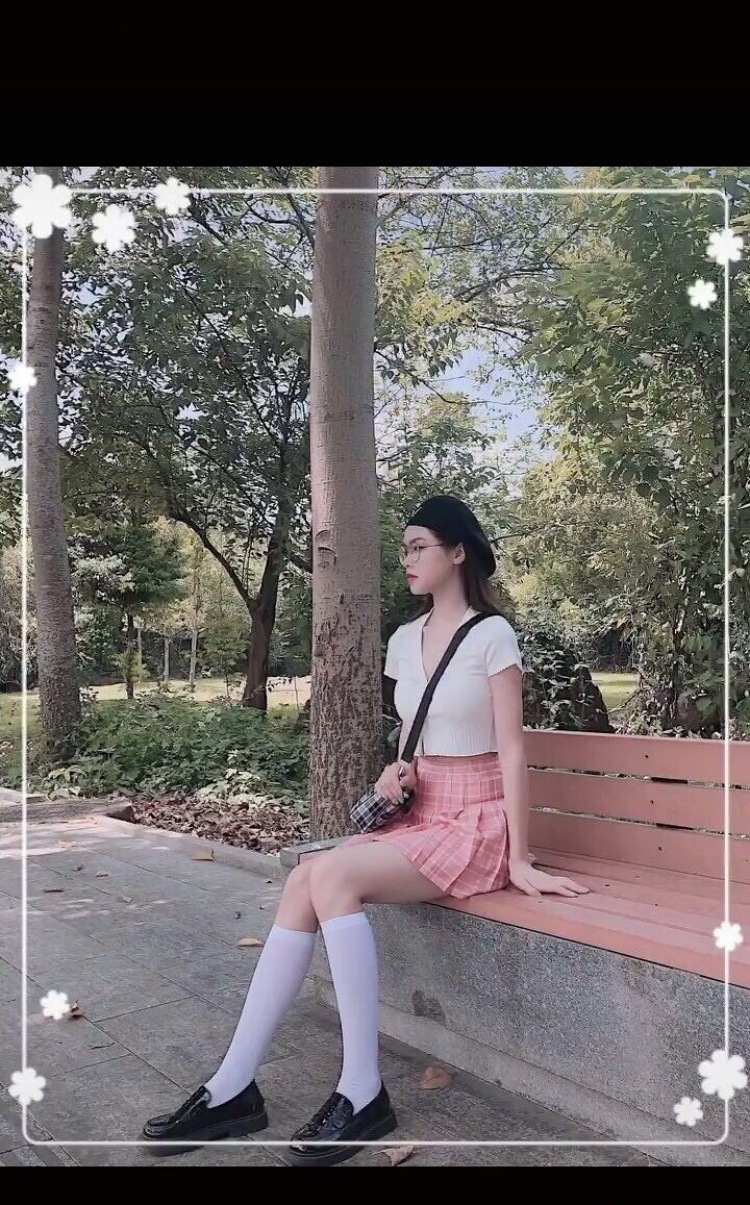 Fourteen-广西壮族自治区·南宁市·兴宁区-抖音-女模特一名,喜欢拍照擅长找角度 是一名化妆师、美甲师 想接衣服,戒指,手链,项链,耳环,假睫毛口红眼影等化妆品寄拍