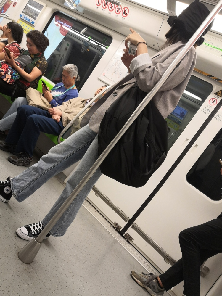 花阿么-浙江省·宁波市·北仑区--喜欢拍照和化妆,可接受买家秀、网拍,首饰摆拍,支持寄拍,衣服、包包、帽子、口红、鞋子、项链皆可。在线接单,诚信合作🙋