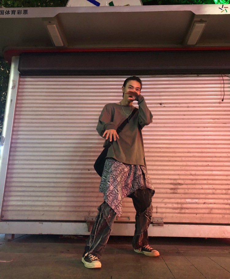 606xxl-江西省·南昌市·南昌县--接寄拍 身高182 体重122 会p图剪辑视频 返图快!态度好!不满意可以重拍!!