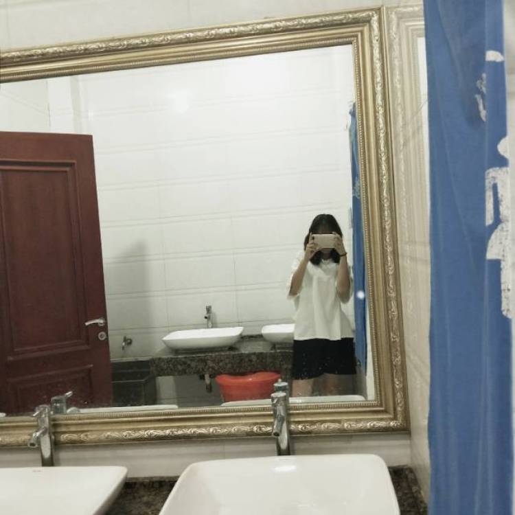 乔悦悦-辽宁省·沈阳市·沈北新区--买家秀,会修图会拍照,拍包包鞋子耳环项链都ok。