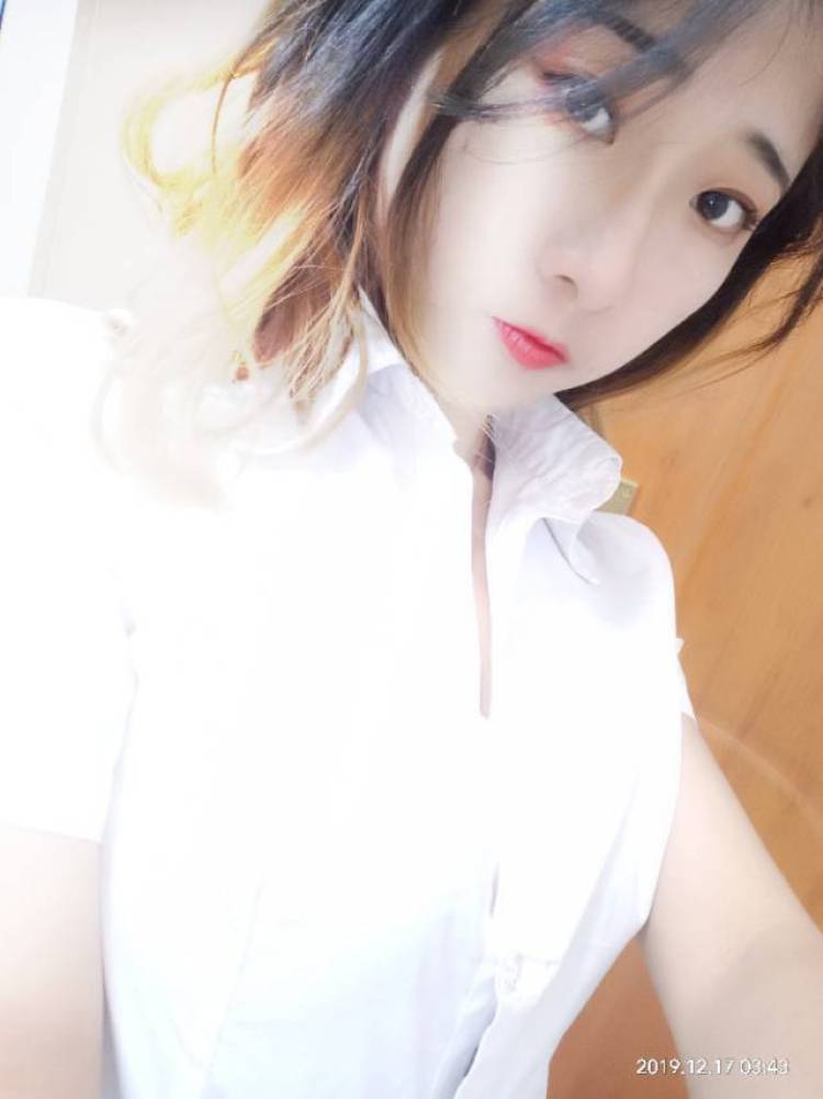 人间不值得-贵州省·黔西南布依族苗族自治州·兴义市-快手 -会修图会化妆会造型,各种风格都可以驾驭,可盐可甜可酷,淘宝,网拍,详情单,小视频,美甲,美妆,护肤,衣服,鞋子,袜子,美瞳,饰品都可