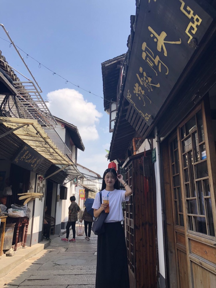 荣R-江苏省·常州市·钟楼区-抖音-会拍照 粉丝两百多 风格淑女 气质型