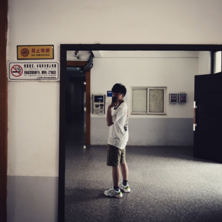 小飞同学💦-江苏省·徐州市·铜山区-QQ空间-广告专业大三学生，有单反，有一定的艺术审美，可接买家秀，网拍模特，可进行一定程度的短视频制作和微电影拍摄。